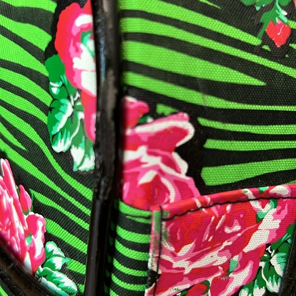 Fun Fun Betseyville Floral Rolling Suitcase - Picture 15 of 16